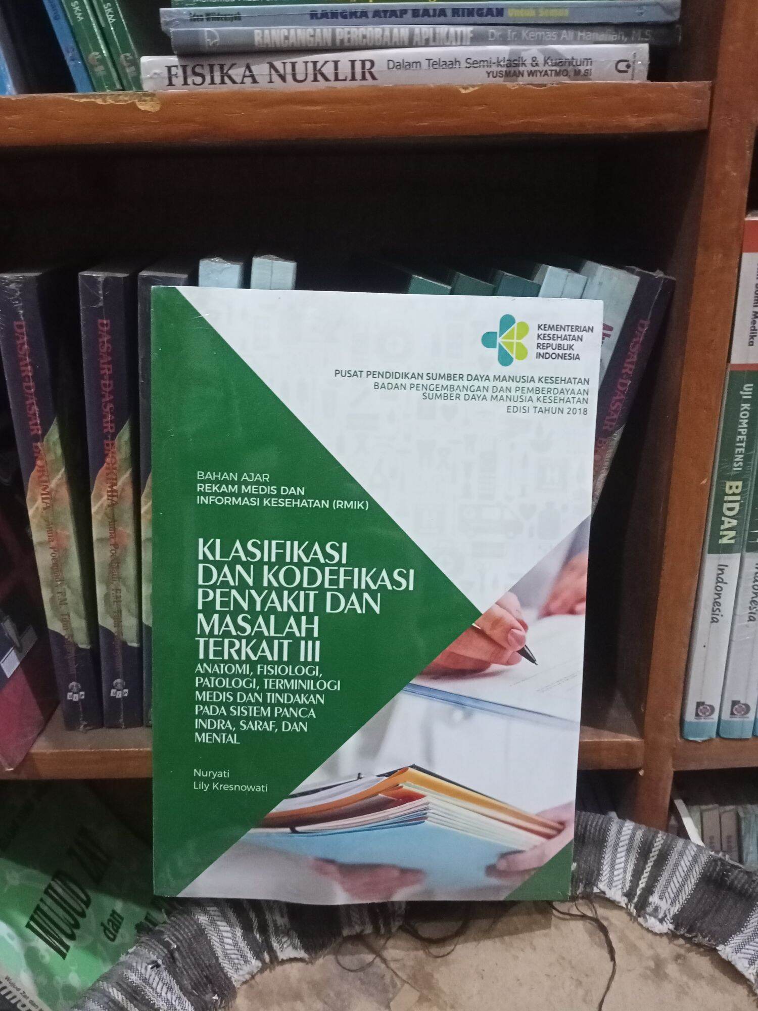Bahan ajar rekam medis dan informasi kesehatan (RMIK) :  kalasifikasi kodifikasi penyakit dan masalah terkait I